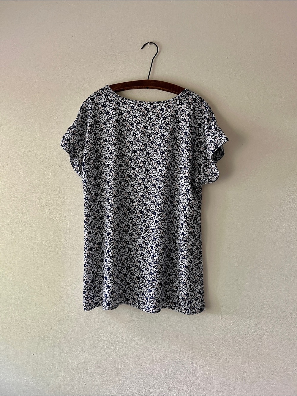 Maternity Ditsy Floral V-Neck Tee in Navy and White Postpartum - Picture 5 of 6
